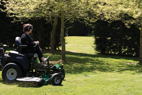 Ride on lawn mower 